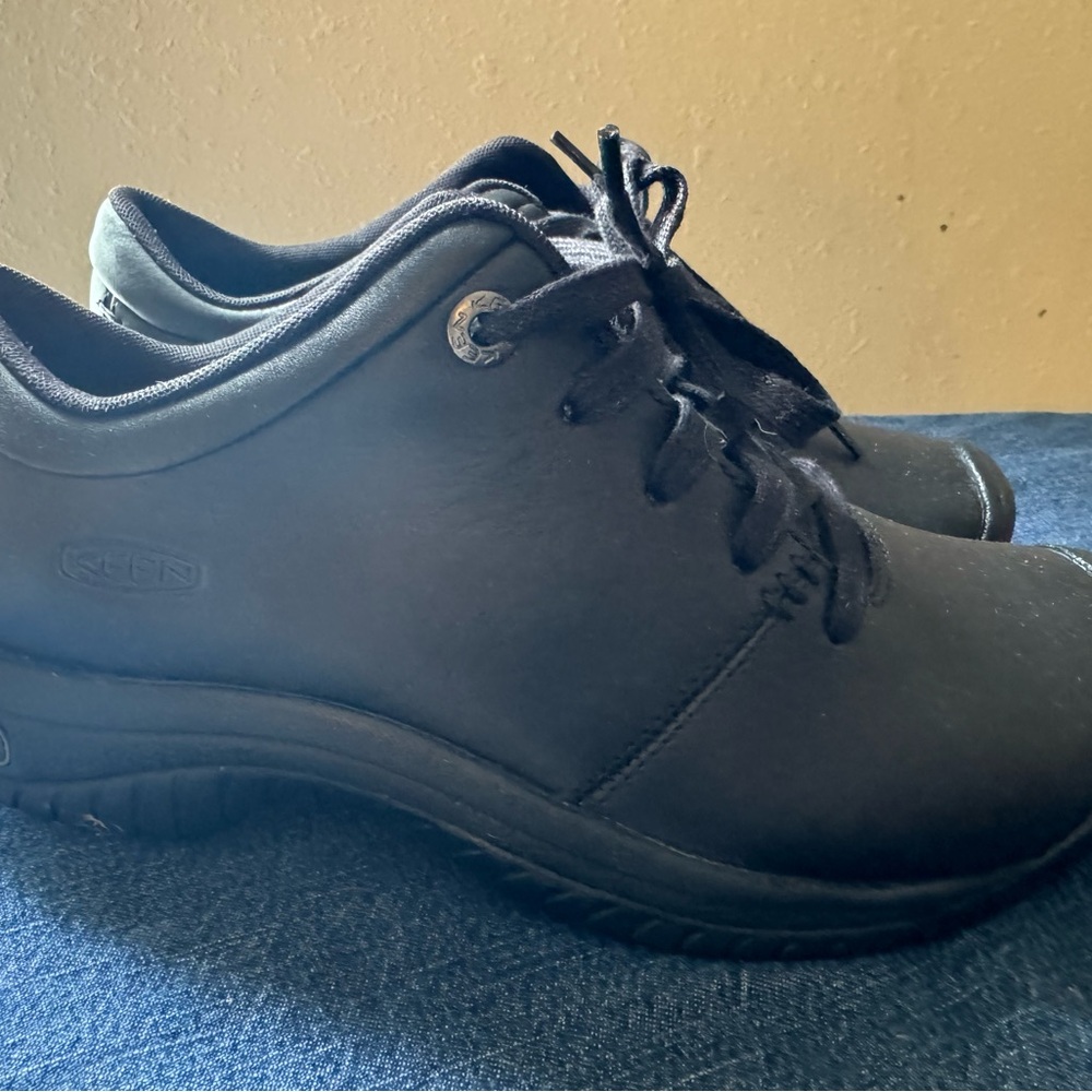 Keen shoes size 7 never worn